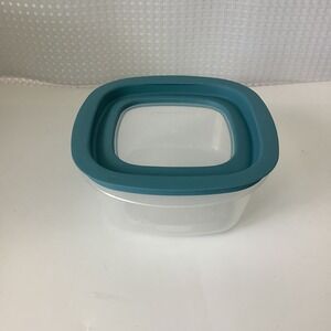 Rubbermaid Premier Square Food Storage Container 5 Cups 7J6215 w/ Blue Lid